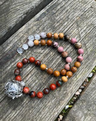 V jaké jsi energii? V červeném ohnivém beltainu nebo jemném růžovém prvním máji? Přijde mi zajímavé, že v rámci oslav kola...