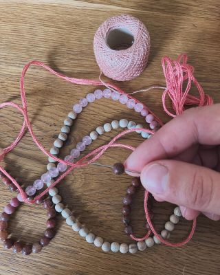 Věc, která je pro mě nejvíc za odměnu - výroba meditačních mal. Nejvíc ráda je vymýšlím, navlékám, vážu. Trvají nejdéle a...